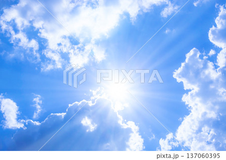 青空に太陽 137060395