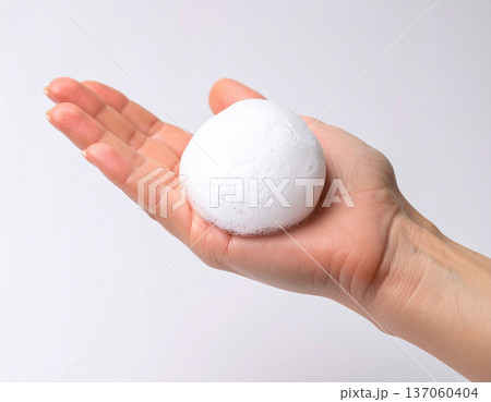 ふわふわに泡立てた洗顔料のイメージ素材　美容　スキンケア 137060404