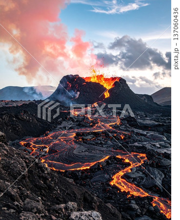 【AI生成画像】世界の大自然 真っ赤な溶岩が噴き出す噴火の光景 137060436