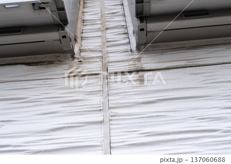 経年劣化が見られる外壁とサッシ　 137060688