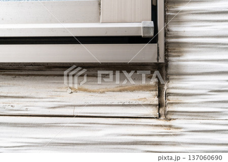 経年劣化が見られる外壁とサッシ　 137060690