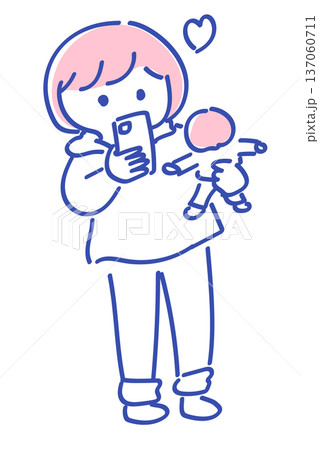 ぬい撮りのイラスト|好きなアイドルのぬいぐるみを撮影する推し活中の女性 ぬい撮りのイラスト|好きなアイドルのぬいぐるみを撮影する推し活中の女性 137060711