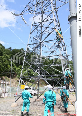 安全を確保しながらの鉄塔高所作業 安全を確保しながらの鉄塔高所作業 137060742
