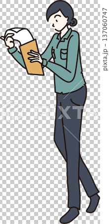 作業服を着た女性のイラスト　緑色の制服 137060747