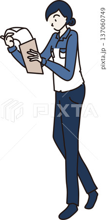 作業服を着た女性のイラスト 青色の制服 作業服を着た女性のイラスト 青色の制服 137060749