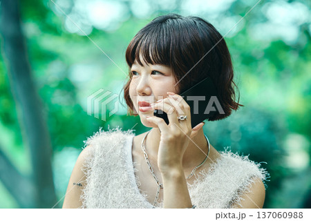 スマートフォンで通話する若い女性 スマートフォンで通話する若い女性 137060988