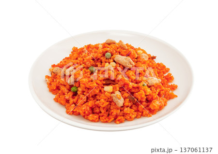 冷凍食品のチキンライスを皿に盛って電子レンジで解凍する準備【白背景・切り抜き】 冷凍食品のチキンライスを皿に盛って電子レンジで解凍する準備【白背景・切り抜き】 137061137