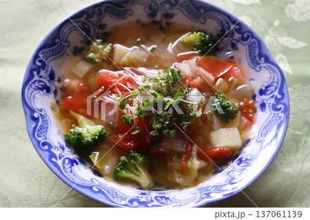 ヘルシーな野菜スープ 137061139