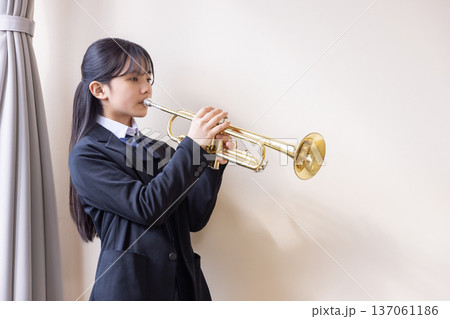 トランペットを演奏する女子学生 トランペットを演奏する女子学生 137061186