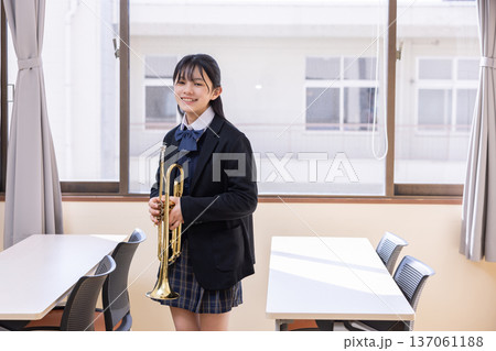 トランペットを演奏する女子学生 トランペットを演奏する女子学生 137061188