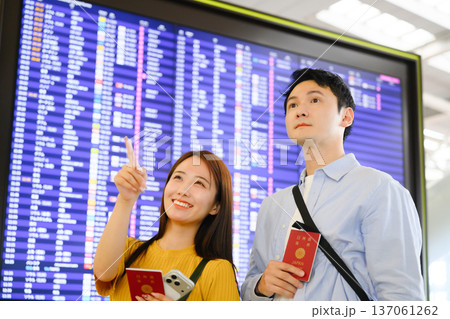 空港で案内板確認 ■撮影協力:関西国際空港(KIX) 空港で案内板確認 ■撮影協力:関西国際空港(KIX) 137061262