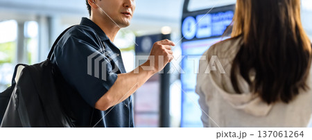 駅で情報確認する二人 ■撮影協力：関西国際空港（KIX） 137061264