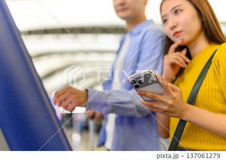 空港でスマホ確認する二人 ■撮影協力:関西国際空港(KIX) 空港でスマホ確認する二人 ■撮影協力:関西国際空港(KIX) 137061279