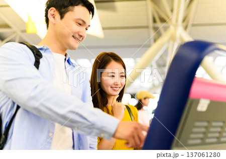 空港でキオスク操作 ■撮影協力:関西国際空港(KIX) 空港でキオスク操作 ■撮影協力:関西国際空港(KIX) 137061280