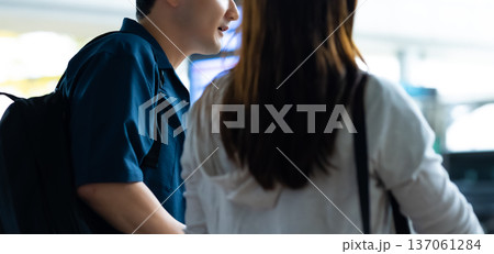 駅構内での会話 ■撮影協力:関西国際空港(KIX) 駅構内での会話 ■撮影協力:関西国際空港(KIX) 137061284