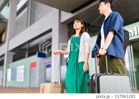 空港で旅行を待つ二人 137061285