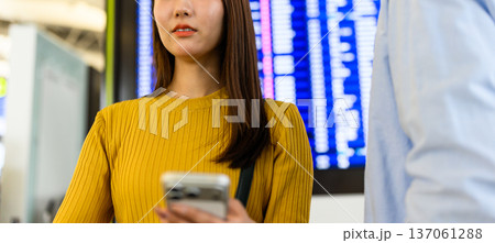 空港で情報確認する女性 ■撮影協力:関西国際空港(KIX) 空港で情報確認する女性 ■撮影協力:関西国際空港(KIX) 137061288