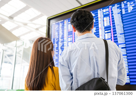空港でフライト情報確認 ■撮影協力:関西国際空港(KIX) 空港でフライト情報確認 ■撮影協力:関西国際空港(KIX) 137061300
