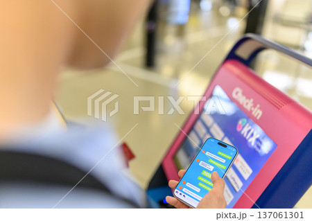 空港でスマホ操作 ■撮影協力：関西国際空港（KIX） 137061301