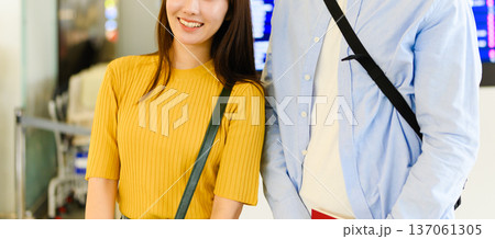 空港で旅行を楽しむカップル ■撮影協力：関西国際空港（KIX） 137061305