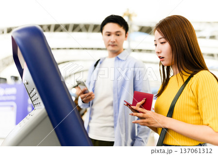 空港で自動発券機を利用 ■撮影協力：関西国際空港（KIX） 137061312