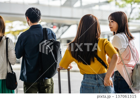 空港で会話する旅行者 ■撮影協力:関西国際空港(KIX) 空港で会話する旅行者 ■撮影協力:関西国際空港(KIX) 137061315