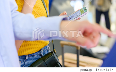 スマホで搭乗券提示 ■撮影協力:関西国際空港(KIX) スマホで搭乗券提示 ■撮影協力:関西国際空港(KIX) 137061317