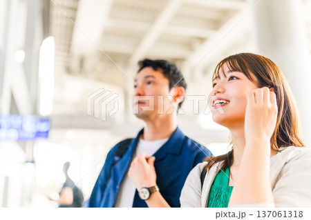 駅で案内板を見る二人 ■撮影協力:関西国際空港(KIX) 駅で案内板を見る二人 ■撮影協力:関西国際空港(KIX) 137061318