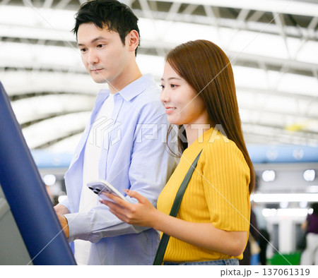 駅で切符購入するカップル ■撮影協力:関西国際空港(KIX) 駅で切符購入するカップル ■撮影協力:関西国際空港(KIX) 137061319