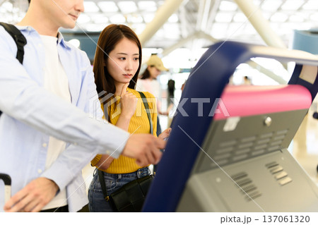 空港で自動チェックイン ■撮影協力：関西国際空港（KIX） 137061320