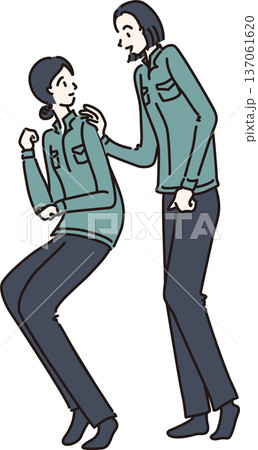 作業服を着た女性が声をかけるイラスト　緑色の制服 137061620