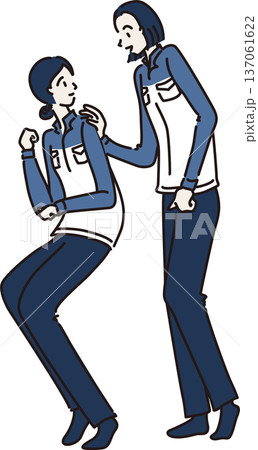 作業服を着た女性が声をかけるイラスト　青色の制服 137061622