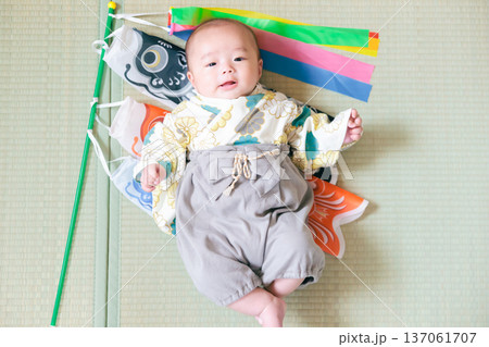 初節句 鯉のぼりと赤ちゃん 端午の節句を祝う男児 初節句 鯉のぼりと赤ちゃん 端午の節句を祝う男児 137061707