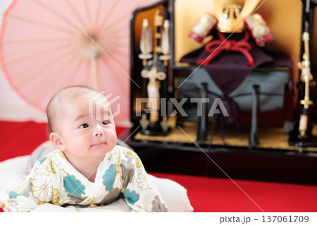 初節句 兜と赤ちゃん 端午の節句を祝う男児 初節句 兜と赤ちゃん 端午の節句を祝う男児 137061709