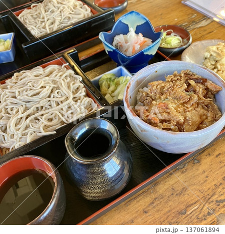 萬屋のせいろそばとミニかき揚げ丼セット 137061894