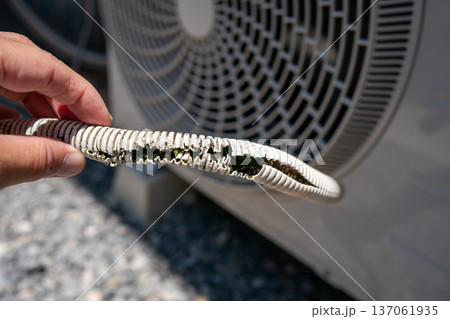 エアコン室外機のドレンホースが破損 エアコン室外機のドレンホースが破損 137061935