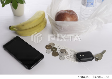 日本の小銭とレジ袋、節約や家計管理、買い出しをイメージ 137062028