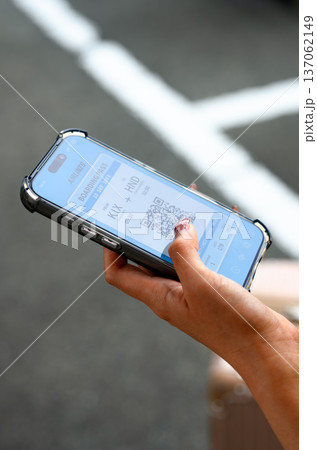 スマホで搭乗券表示 ■撮影協力：関西国際空港（KIX） 137062149