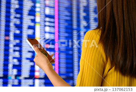 空港で情報確認する女性 ■撮影協力：関西国際空港（KIX） 137062153