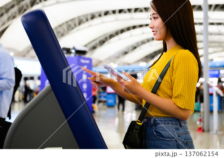 女性がキオスクを操作 ■撮影協力:関西国際空港(KIX) 女性がキオスクを操作 ■撮影協力:関西国際空港(KIX) 137062154