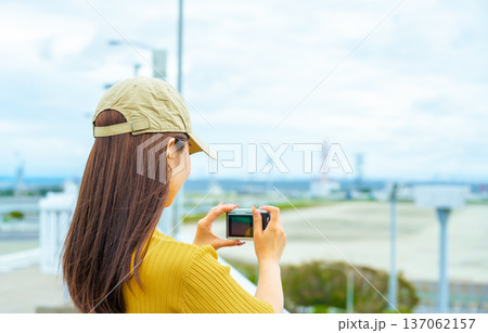 女性がカメラで撮影 ■撮影協力:関西国際空港(KIX) 女性がカメラで撮影 ■撮影協力:関西国際空港(KIX) 137062157
