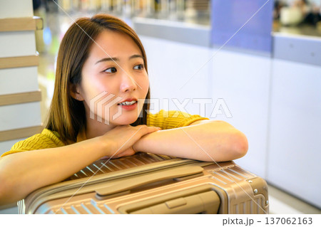 空港でスーツケースを待つ女性 ■撮影協力：関西国際空港（KIX） 137062163