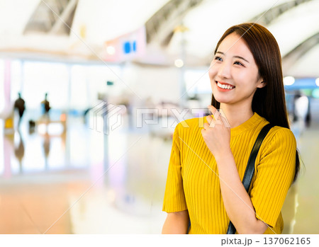 空港で微笑む女性 ■撮影協力:関西国際空港(KIX) 空港で微笑む女性 ■撮影協力:関西国際空港(KIX) 137062165