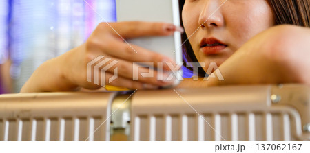 旅行中のスマホ操作 ■撮影協力:関西国際空港(KIX) 旅行中のスマホ操作 ■撮影協力:関西国際空港(KIX) 137062167