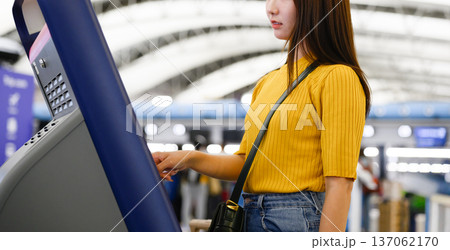 女性が券売機を操作 ■撮影協力：関西国際空港（KIX） 137062170