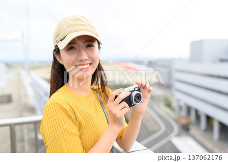 空港でカメラを持つ女性 ■撮影協力：関西国際空港（KIX） 137062176