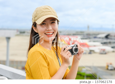 空港で撮影を楽しむ女性 ■撮影協力:関西国際空港(KIX) 空港で撮影を楽しむ女性 ■撮影協力:関西国際空港(KIX) 137062178