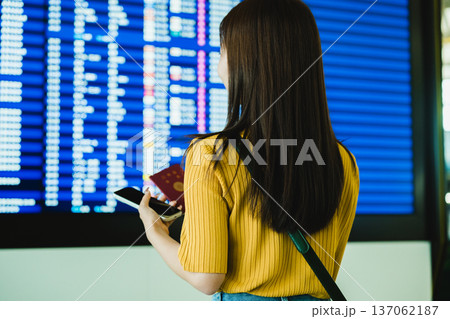 空港でフライト情報確認 ■撮影協力:関西国際空港(KIX) 空港でフライト情報確認 ■撮影協力:関西国際空港(KIX) 137062187