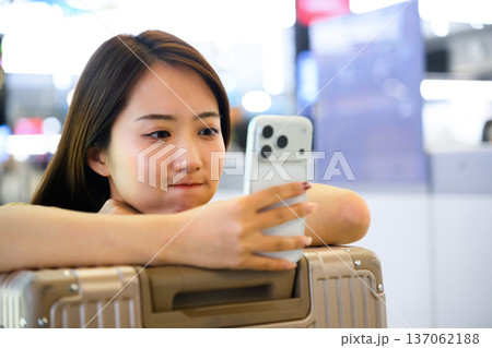 空港でスマホ自撮りする女性 ■撮影協力：関西国際空港（KIX） 137062188
