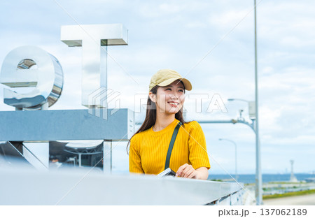 空港で旅立つ女性 ■撮影協力：関西国際空港（KIX） 137062189
